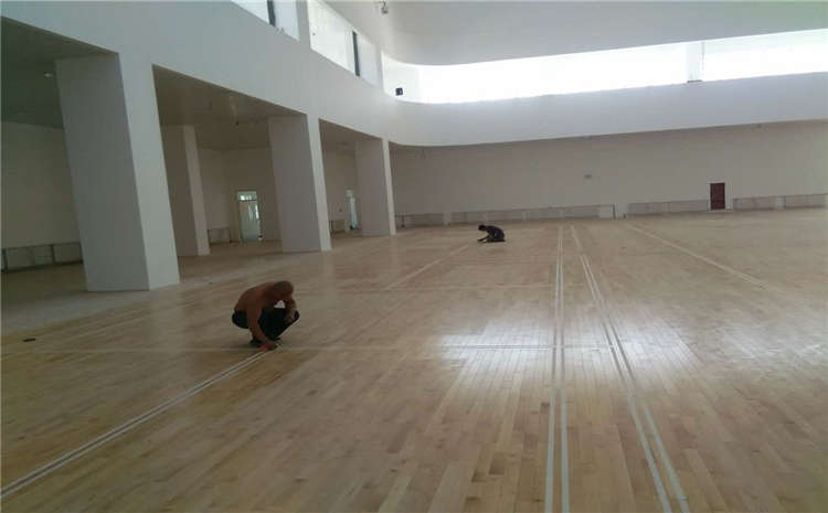 24厚風(fēng)雨操場(chǎng)地板怎么保養(yǎng)？