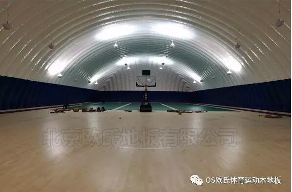 河北唐山遷安鎮(zhèn)麗景家園活動(dòng)中心氣膜館運(yùn)動(dòng)木地板案例-圖4 河北唐山遷安鎮(zhèn)麗景家園活動(dòng)中心氣膜館運(yùn)動(dòng)木地板案例-圖4